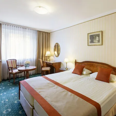 Danubius Astoria Center 4* בודפשט