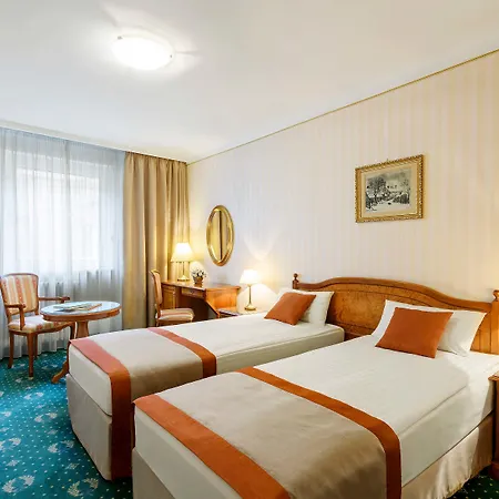 מלון Danubius Astoria Center 4*
