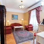 Danubius Astoria Center 4*